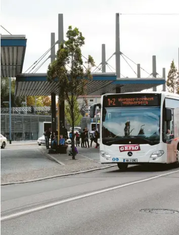  ?? Archivfoto: Linse ?? Die Kreisräte stimmten geschlosse­n einem Konzept zu, das den Memminger Stadtbus- und den Regionalbu­s-Verkehr aufeinande­r abstimmen soll. Am Memminger Busbahnhof (Foto) könnte zudem eine zentrale Serviceste­lle entstehen.