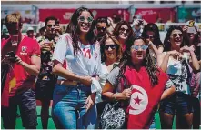  ??  ?? Belgas e tunisinos não perderam o jogo