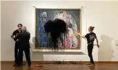  ?? / AFP HANDOUT ?? Im Leopold Museum in Wien bewerfen Aktivisten das Bild „Tod und Leben“von Gustav Klimt mit Farbe.