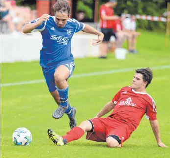  ?? FOTO: CHRISTIAN METZ ?? Der TSV Eschach setzt auf junge Spieler wie Marcel Heinrich (links, hier im Pokal gegen Jonas Dressel vom SV Fronhofen II).