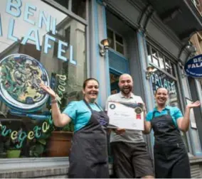  ?? FOTO DIRK KERSTENS ?? De fiere uitbater van Beni Falafel Harris Malkoc geflankeer­d door Marinela Popa en Claudia Nistor.