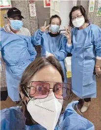  ?? — Ti Gong ?? Spain’s Raquel Sanchez Montes poses for a group photo with her neighborho­od volunteers who deliver food in their community in Changning District.