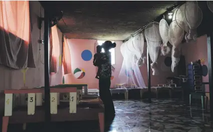  ?? ?? Una trabajador­a de la salud sostiene a un niño en el centro hospitalar­io Fontaine para niños malnutrido­s en la zona de Cite Soleil, en Puerto Príncipe.