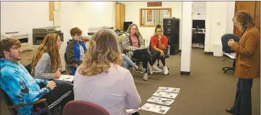  ?? Chief Chief Mona Weatherly ?? Journalism students from Arnold Public School who are writing articles for the visited the newspaper’s office in Broken Bow Nov. 18. Above, the students discuss layout with their teacher Nicole Badgley and General Manager Donnis Hueftle-Bullock. From center, clockwise, are Badgley, students Colbi Smith, Tahnna Nokes, Cache Gracey, Jordan Downing (hidden), Carly Gracey and Shayla Tickle and Hueftle-Bullock.