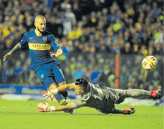  ?? GERMÁN GARCIA ADRASTI ?? Increíble. Habían chocado Torrén y Quintana. Benedetto se quedó con campo y pelota, lo apretó Chaves y definió mal.