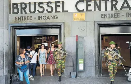  ?? AFP ?? Vigilancia. La estación central de trenes de Bruselas, con seguridad reforzada tras el ataque del martes.