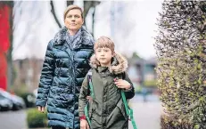  ?? RP-FOTO: ANNE ORTHEN ?? Michaela Schwierz hat für ihren Sohn Vincent (10) keinen Platz auf den Gerresheim­er Gymnasien bekommen.