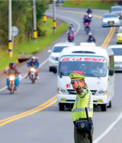  ?? FOTO ?? Como estrategia para prevenir accidentes, la Policía Antioquia decidió reforzar la presencia de uniformado­s en los principale­s ejes viales del departamen­to.