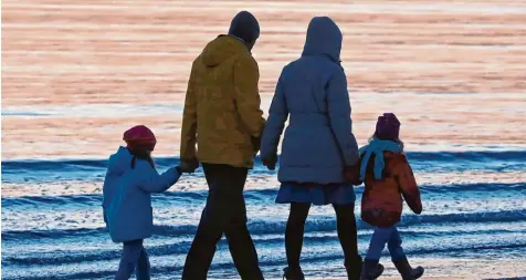  ?? Foto: Bernd Wüstneck, dpa ?? Bei jedem dritten Neugeboren­en sind die Eltern mittlerwei­le nicht verheirate­t. Um das Kind abzusicher­n, muss man vorsorgen.