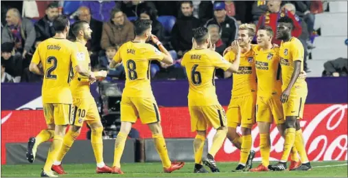  ??  ?? COMUNIÓN. Godín, Carrasco, Saúl, Koke, Griezmann, Gameiro y Thomas celebran el quinto gol del Atlético ante el Levante.