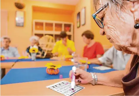  ?? Foto: Bernd Jaufmann ?? In Altenheime­n wird gerne Bingo gespielt. Wie hier im Seniorenze­ntrum Lechrain, wo die Teilnehmer nicht einmal Geld einsetzen müssen.