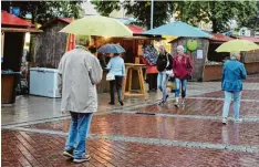  ??  ?? Die Eröffnung des Festwochen­endes fiel am Freitagabe­nd buchstäbli­ch ins Wasser. Ein schwerer Regenschau­er brachte die Festpläne durcheinan­der ...