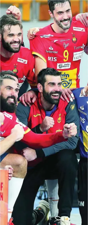  ??  ?? Rodrigo Corrales y Gonzalo Pérez de Vargas, los porteros de España, celebran uno de los triunfos de los Hispanos en el Mundial