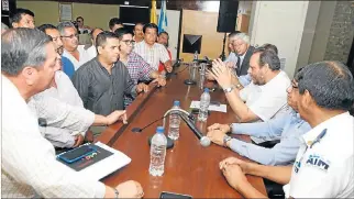  ?? STALIN DÍAZ / EXPRESO ?? Encuentro. En la reunión se trató el cronograma para la revisión técnica de los buses de la provincia.