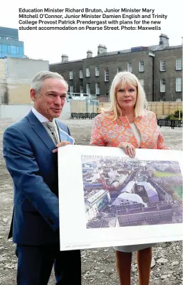  ?? Photo: Maxwells ?? Education Minister Richard Bruton, Junior Minister Mary Mitchell O’Connor, Junior Minister Damien English and Trinity College Provost Patrick Prendergas­t with plans for the new student accommodat­ion on Pearse Street.