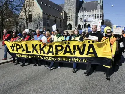  ?? FOTO: HEIKKI SAUKKOMAA/LEHTIKUVA ?? ■ Kommunanst­ällda marscherad­e för högre löner i början av maj.