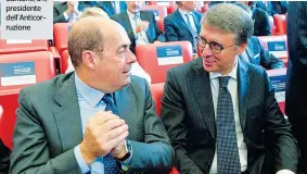  ??  ?? Tensioni
Il presidente della Regione Lazio Nicola Zingaretti, 52 anni, e Raffaele Cantone, 54, presidente dell’anticorruz­ione