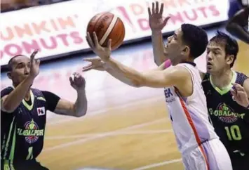  ??  ?? NLEX Road Warriors' Kevin Alas goes up for a shot against as GlobalPort Batang Pier's Mike Cortez and Sean Anthony defend during their game last night at the Smart Araneta Coliseum.