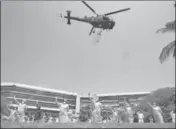  ?? SATYABRATA TRIPATHY/HT ?? The navy’s Chetak helicopter showers flowers at the staff of Asvini Hospital in Colaba on Sunday.