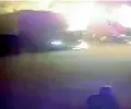  ??  ?? Un filmato del rogo alla Ptb Trasporti di Seriate: in basso a destra, un vigile del fuoco spegne le fiamme appiccate sui tir