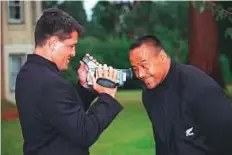  ?? Rex Features ?? Zinzan Brooke (left) has a laugh with late, great All Blacks legend Jonah Lomu in 1997.