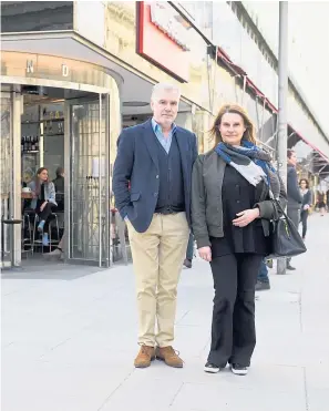  ?? Clemens Fabry ?? Wilhelm und Elisabeth Andraschko vor dem Unger & Klein in der Wiener Herrengass­e. Hier gibt es ihren Kaffee.