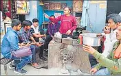  ?? HT FILE PHOTO ?? People from all walks of life can be seen discussing politics at tea stalls all over Sangam City
