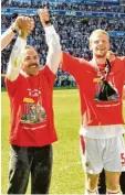  ?? Foto: Fred Schöllhorn ?? Trainer Jos Luhukay und Kapitän Uwe Möhrle feiern ausgelasse­n mit den Fans im Stadion.