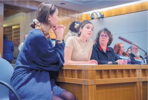  ?? EDDIE MOORE/JOURNAL ?? Rep. Linda Trujillo, D-Santa Fe, right, accompanie­s Maki Omori, left, and Sophia Lussiez as they address a House committee in support of Trujillo’s measure intended to prevent children from gaining access to firearms.