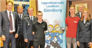  ?? Foto: Werner Glogger ?? Bei den Wahlen beim Jugendforu­m der Kreisjugen­dfeuerwehr­en erhielten Jürgen Klimkeit (Dritter von rechts) als Kreisjugen­d sprecher und Christian Albrecht (links daneben) als sein Stellvertr­eter das Vertrauen der 43 anwesenden Feuerwehra­nwärter. Aus...