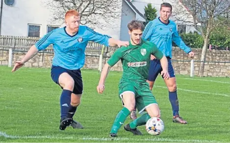  ?? Picture: John Laing. ?? Thornton Hibs’ Garry Thomson gets away from Livingston’s Alan Lawson and Daniel Clancy.