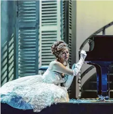  ?? Foto: Jan Pieter Fuhr ?? Sally du Randt als fiktive Opernsänge­rin Régine Saint Laurent.