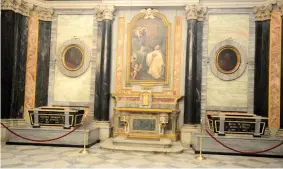 ??  ?? Vicini A destra dell’altare riposa Elena del Montenegro. A sinistra il re Vittorio Emanuele III