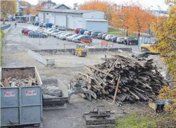  ?? FOTO: RWE ?? Der Sockel deutet noch die Umrisse des abgerissen­en Schuppens hin. Weiterer Parkraum soll folgen.