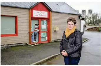  ??  ?? Le maire Sylvie Serais devant le commerce fermé depuis le 8 octobre.