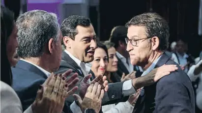  ?? Daniel Pérez / EFE ?? Alberto Núñez Feijóo ahir a Màlaga amb el president andalús, Juan Manuel Moreno Bonilla