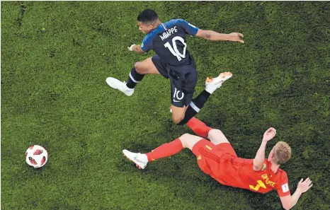  ?? FOTO: AFP ?? Geschwindi­gkeit als Stärke: Kylian Mbappé lässt hier Belgiens Kevin De Bruyne stehen.