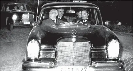  ?? FOTO: DPA ?? Im Grunewald war Großaktion: Am 1. Oktober 1966 wurde Albert Speer nach 20-jähriger Haft entlassen. Er ließ sich ins Schlosshot­el fahren und präsentier­te sich „im Blitzlicht­gewitter“den zahlreiche­n Journalist­en „mit wachem Geist und eiserner...
