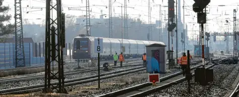  ?? Foto: Michael Hochgemuth ?? Am Bahnhof Augsburg-Oberhausen entgleiste am Freitag ein Güterzug. Behinderun­gen waren bis Donauwörth spürbar.