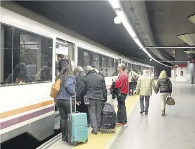  ?? EL PERIÓDICO ?? Varios usuarios accediendo a uno de los trenes regionales.