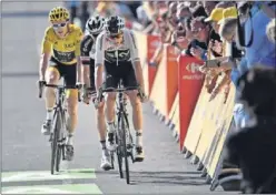  ??  ?? EN LA META. Froome entró junto a Thomas y a Dumoulin.