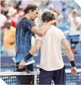  ??  ?? Al final, Zverev felicitó al ruso Andrey Rublev por su esfuerzo.