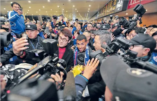  ?? YI QI / EFE ?? Sorpresa. El futbolista Carlos Tévez fue recibido por casi mil personas en el aeropuerto de Shanghái. La mayoría estuvo de azul, el color principal del equipo. También hubo hinchas con las camisetas de la selección de Argentina.