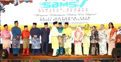  ??  ?? Sanib (sixth left) presenting a memento to Abang Johari at the closing of the seminar. Also seen are Naroden (third left), Morshidi (fourth left), Asfia (fifth left), Awang Tengah (seventh left), Juma’ani (fifth right), Fatimah (fourth right), Rosey (third right) and Sharifah Hasidah (second right). — Photo by Mohd Rais Sanusi