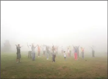  ?? @KANEKUNGKA­NE / INSTAGRAM ?? A group of people take advantage of a cool, foggy morning on Victoria Peak to exercise.