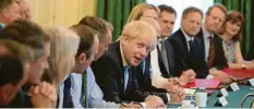  ??  ?? Boris Johnson inmitten seiner ihm treu in Brexit-Fragen verbundene­n Ministerin­nen und Minister während der ersten Kabinettss­itzung. Foto: Aaron Chown, dpa