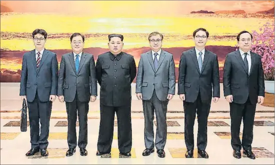  ?? HANDOUT / AFP ?? El líder norcoreano, Kim Jong Un (tercero por la izquierda), posa junto a la delegación surcoreana el lunes por la noche en Pyongyang