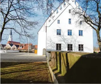  ?? Foto: Barbara Würmseher ?? An dieser Mauer (rechts) östlich neben dem Kurfürstli­chen Schloss in Rain soll für geschätzte Kosten von 350 000 Euro ein mul tifunktion­ales Nebengebäu­de mit 120 Quadratmet­ern Fläche entstehen.