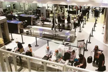  ?? James Nielsen file photos / Houston Chronicle ?? Passengers are screened by the Transporta­tion Security Administra­tion at Bush Interconti­nental Airport.