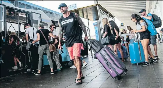  ?? MONTSE GIRALT ?? A falta de taxis, el servicio de Aerobús se ve estos días más concurrido que nunca